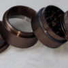 Grinder noir motif feuille de canabis diamètre 4cm